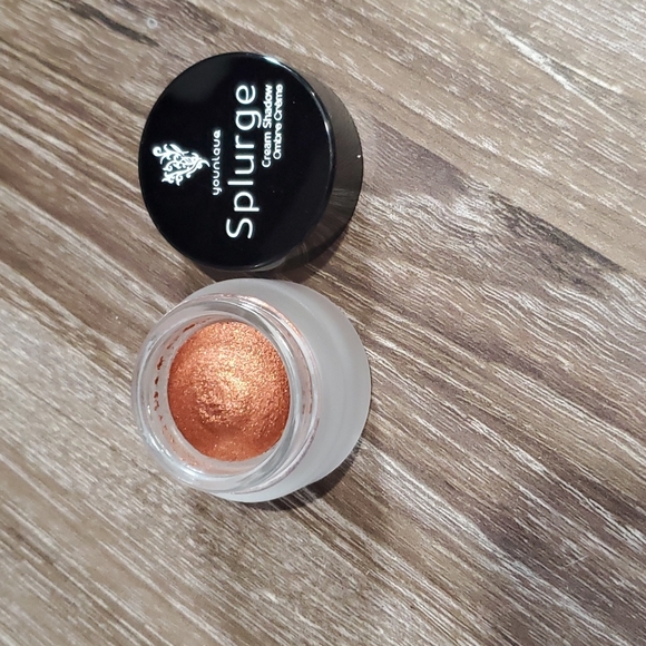 Younique Splurge Cream Shadow Defiant - Picture 3 of 5